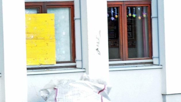 Una rama ha destrozado una ventana de la guardería de Petzenkirchen. Se ha vuelto a cerrar provisionalmente. (Bild: Crepaz Franz)
