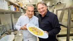 „Weiße Frühlingstrüffel“ als Hauptzutat: Robert Letz und Heinz Hanner zu Gast im Kaiserbahnhof in Laxenburg. (Bild: Starpix / A. Tuma)