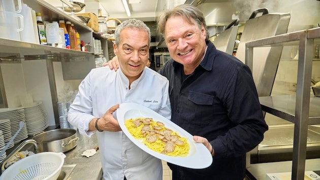 „Weiße Frühlingstrüffel“ als Hauptzutat: Robert Letz und Heinz Hanner zu Gast im Kaiserbahnhof in Laxenburg. (Bild: Starpix / A. Tuma)