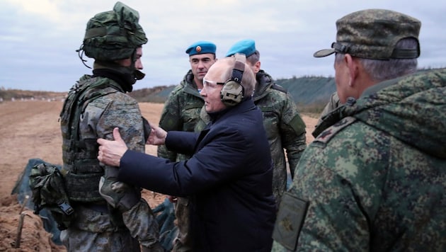 Le chef du Kremlin Vladimir Poutine s'entretient avec un soldat lors d'un entraînement militaire dans la région russe de Ryazan. (Bild: ASSOCIATED PRESS)