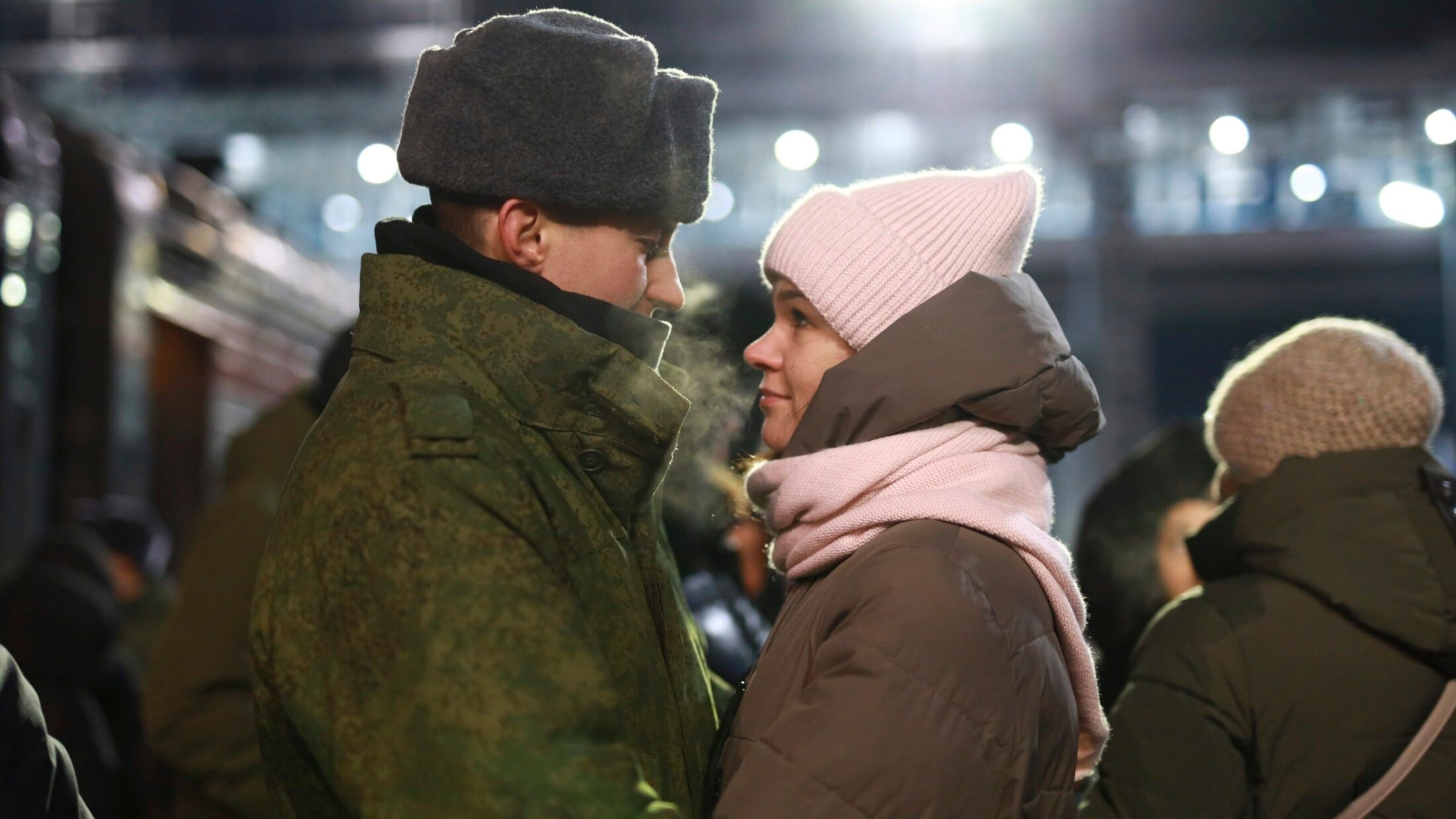 Un Russe mobilisé pour la guerre fait ses adieux à sa femme. (Bild: ASSOCIATED PRESS)