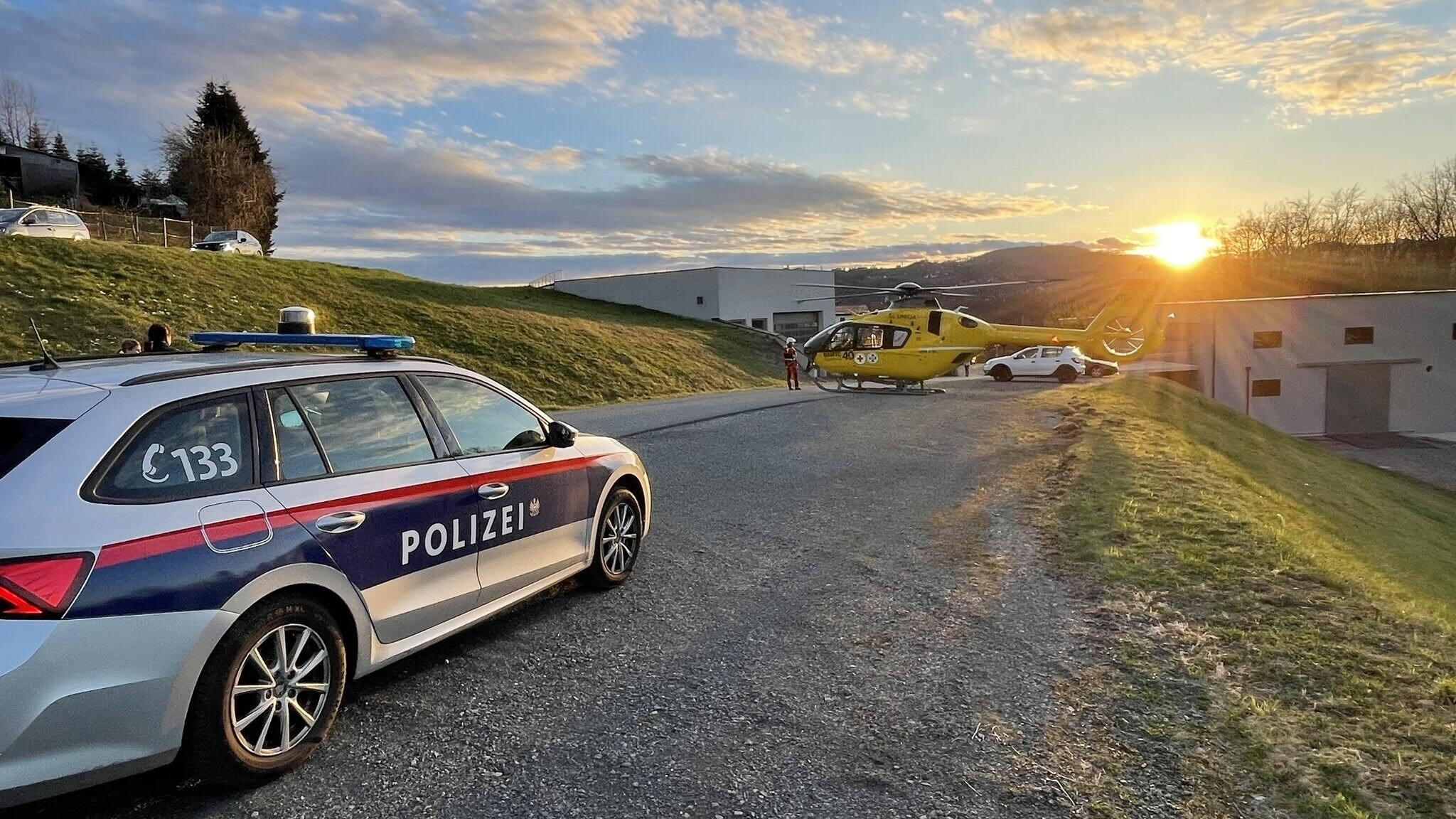 También se desplazaron la policía y el C17. (Bild: FF Tillmitsch)
