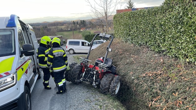 El conductor salió de la carretera con su tractor. (Bild: FF Tillmitsch )