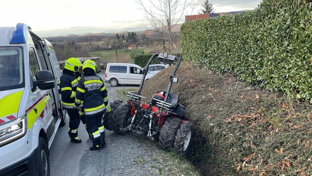 Der Lenker kam mit seinem Traktor von der Straße ab. (Bild: FF Tillmitsch )