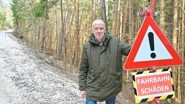 Le maire Bernard Sadovnik montre la Hemmabergstrasse rénovée. (Bild: EVELYN HRONEK)