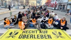 Klimakleber erregen oft Aufsehen – mit Todesdrohungen haben sie es eher selten zu tun ... (Bild: Letzte Generation (Archivbild))