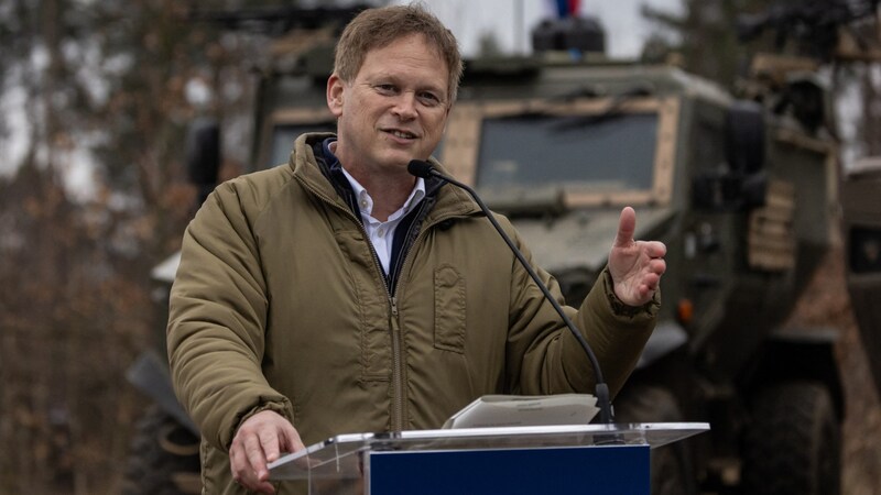 Der britische Verteidigungsminister Grant Shapps bei der NATO-Übung (Bild: APA/AFP/Wojtek Radwanski)