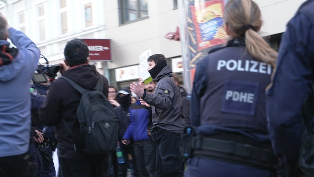 Media representatives were attacked at the demonstration in March. (Bild: Krone TV)