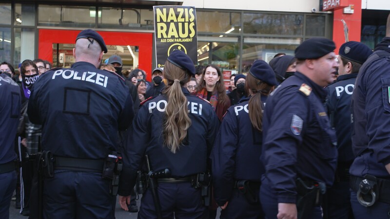 Die Polizei war mit Großaufgebot vor Ort. (Bild: Krone TV)