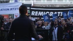 Demo in Favoriten: Rund 200 Anhänger waren dem Ruf der FPÖ Wien gefolgt. (Bild: Krone TV)