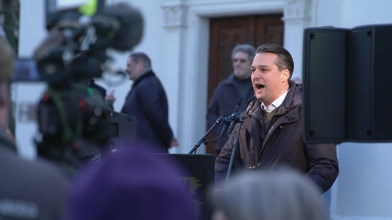 Rund 200 Anhänger lauschten den Reden der Wiener FPÖ- Granden rund um Dominik Nepp. (Bild: Krone TV)