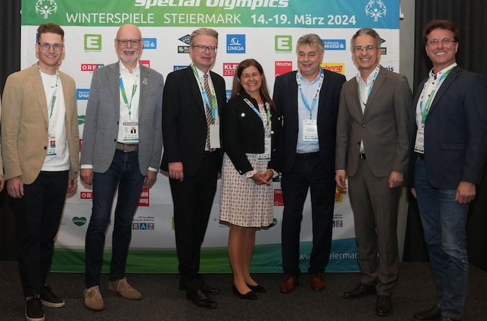 Among others at the Graz Sports Park (from left): Arvid Auner, Peter Ritter, Christopher Drexler, Doris Kampus, Werner Kogler, Kurt Hohensinner, Werner Baumann.