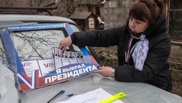 Un bureau de vote mobile dans la ville de Donetsk occupée par les Russes (Bild: AFP)