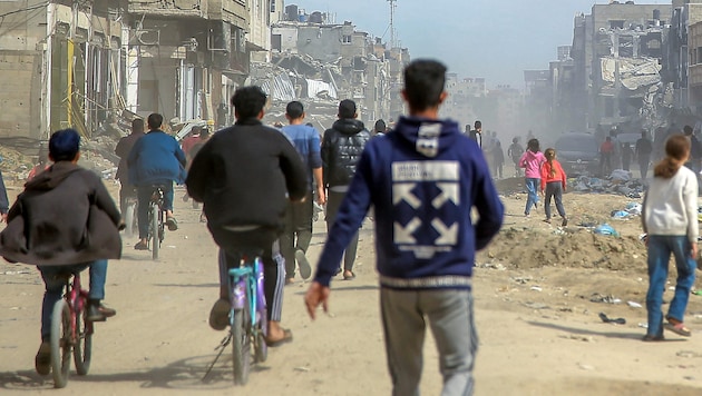 Des Palestiniens se précipitent vers des biens de secours largués. La distribution de nourriture et de médicaments donne régulièrement lieu à des émeutes. (Bild: APA/AFP)