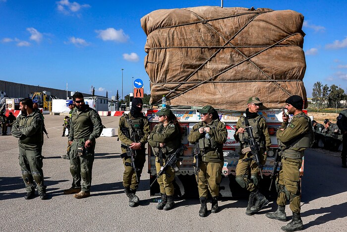 Israelische Soldaten bewachen Hilfsgüter aus Ägypten