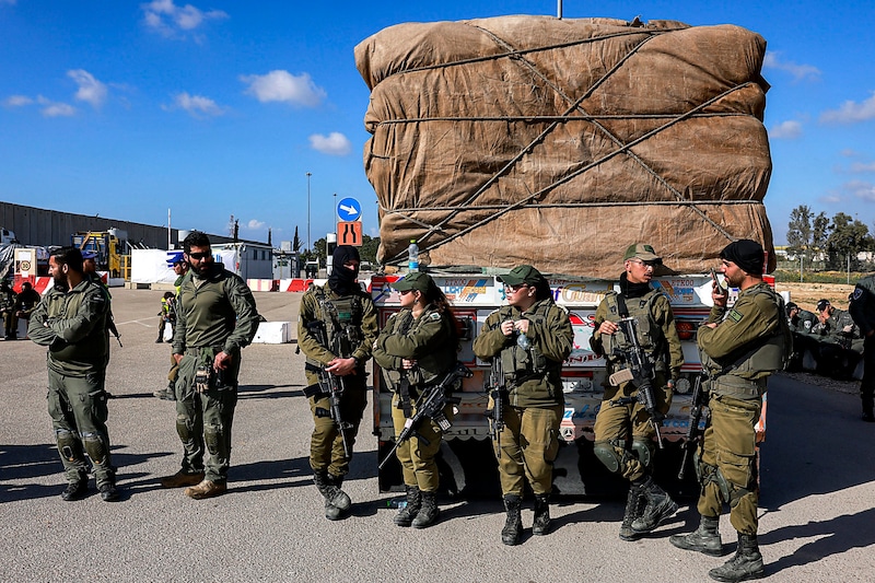 Israelische Soldaten bewachen Hilfsgüter aus Ägypten (Bild: APA/AFP/Menahem Kahana)