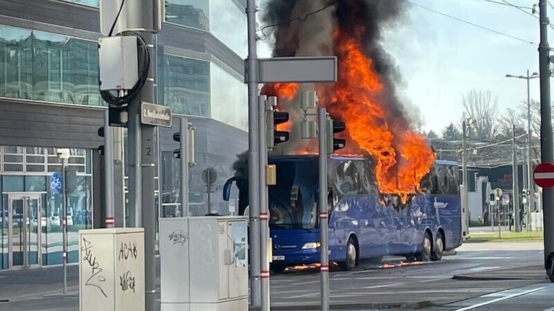 A la altura de Praterstern, el autocar estaba completamente envuelto en llamas. (Bild: „Krone“-Leserreporter)