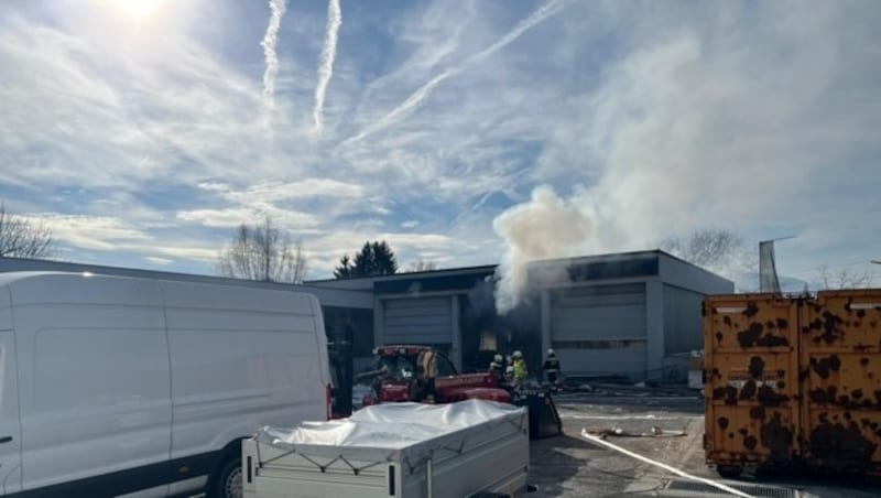 Small explosions occur repeatedly due to the warehouse stock, which makes the operation difficult for the fire department. (Bild: Felix Justich)