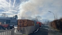 Ein Anrainer bemerkte den Brand in der Lagerhalle. (Bild: Felix Justich)