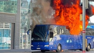 Dichte Flammen schlugen aus dem Reisebus. (Bild: Zwefo, Krone KREATIV)