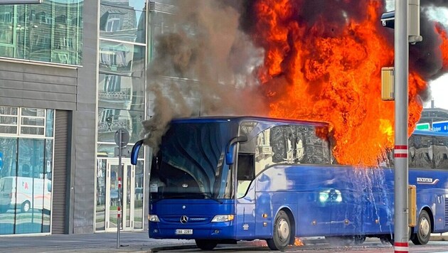 D'épaisses flammes s'échappaient de l'autocar. (Bild: Zwefo, Krone KREATIV)