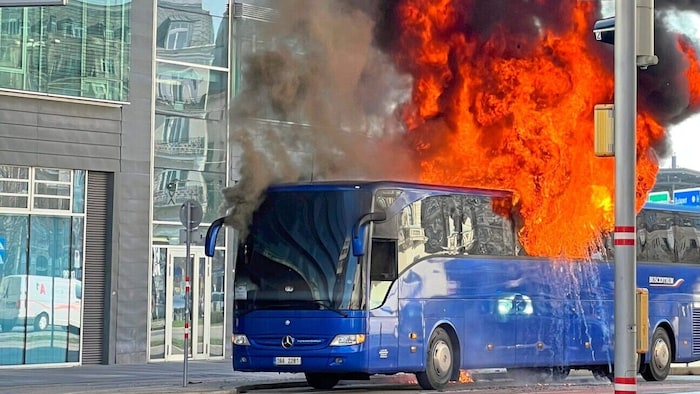 Dichte Flammen schlugen aus dem Reisebus.
