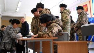 Militärangehörige in Moskau registrieren sich für die Teilnahme an der russischen Präsidentschaftswahl. (Bild: APA/AFP/NATALIA KOLESNIKOVA)