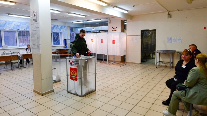 El ambiente recuerda más a un aseo público que a un colegio electoral. (Bild: APA/AFP/Olga MALTSEVA)