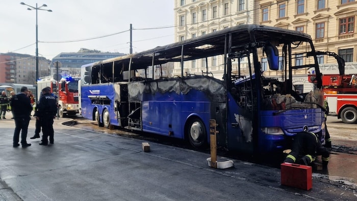 Der Reisebus brannte völlig aus.