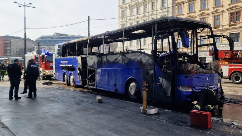 El autocar estaba completamente calcinado. (Bild: Stefan Steinkogler)