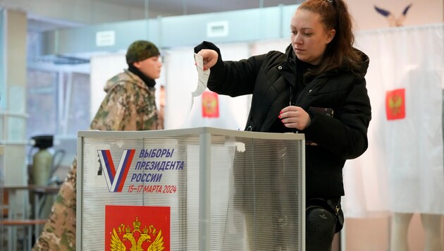 Una mujer rusa deposita su voto (Bild: AP)