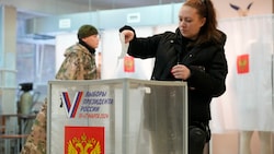 Russin bei der Abgabe ihrer Stimme