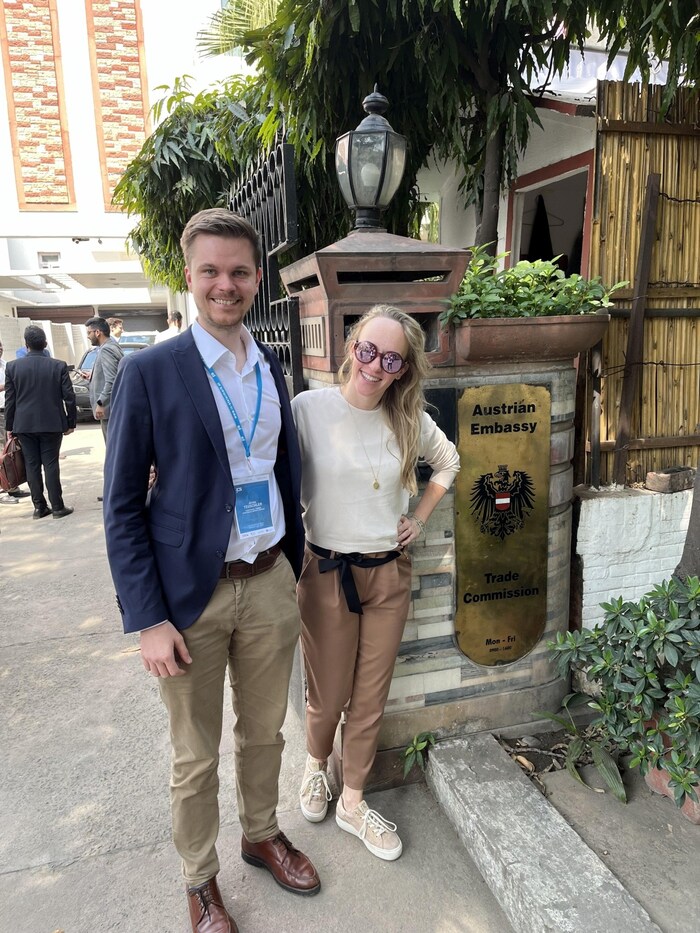 Arno Teuschler mit Christina Ulrich (ICS) vor der österreichischen Außenhandelsstelle in Delhi.