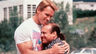 Arnold Schwarzenegger und Danny DeVito in ihrem Kultfilm „Twins“ – Zwillinge“ (Bild: Ronald Grant Archive / Mary Evans / picturedesk.com)