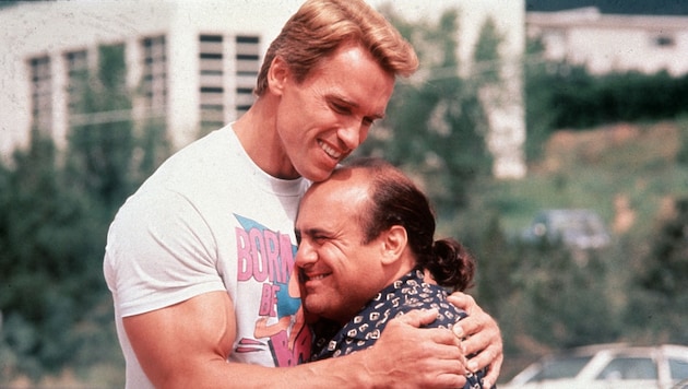 Arnold Schwarzenegger and Danny DeVito in their cult film "Twins" (Bild: Ronald Grant Archive / Mary Evans / picturedesk.com)