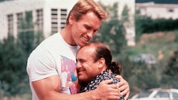 Arnold Schwarzenegger und Danny DeVito in ihrem Kultfilm „Twins“ – Zwillinge“ (Bild: Ronald Grant Archive / Mary Evans / picturedesk.com)