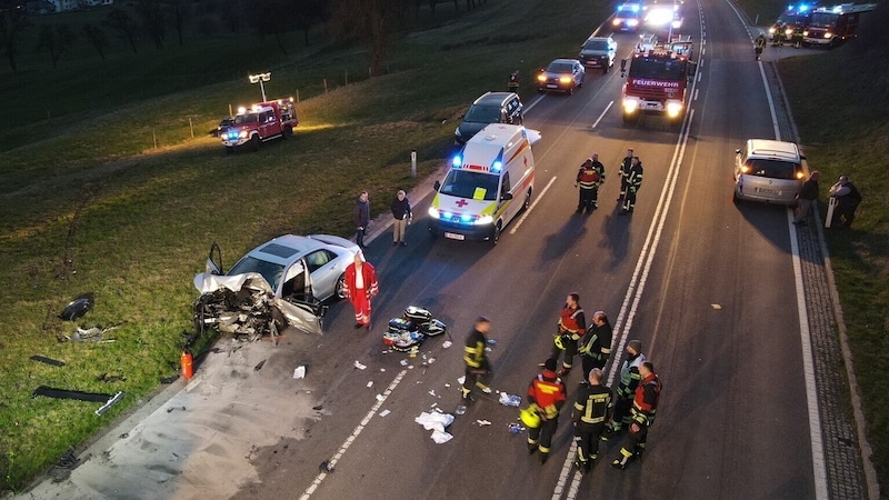 Insgesamt waren vier Autos an dem tödlichen Autounfall beteiligt. (Bild: FF Steyr)