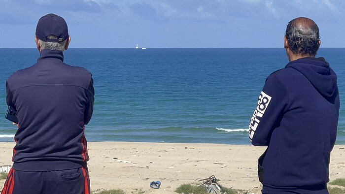 Palästinensische Männer beobachten, wie sich das Schiff „Open Arms“, das von Larnaca in Zypern ...