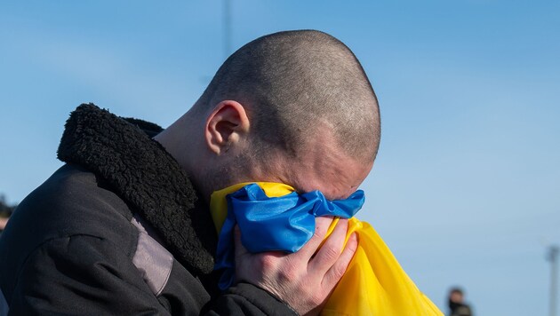 Ein ukrainischer Kriegsgefangener nach seiner Freilassung (Bild: APA/AFP/UKRAINIAN PRESIDENTIAL PRESS SERVICE)