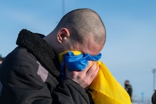 Ein ukrainischer Kriegsgefangener nach seiner Freilassung (Bild: APA/AFP/UKRAINIAN PRESIDENTIAL PRESS SERVICE)