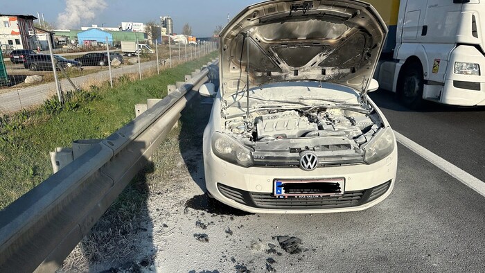 Der Brand konnte gelöscht werden, bevor die Flammen vom Motorraum aus das gesamte Fahrzeug ...