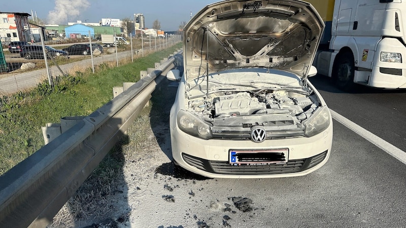 Der Brand konnte gelöscht werden, bevor die Flammen vom Motorraum aus das gesamte Fahrzeug übergreifen konnten. (Bild: FF Schwechat)