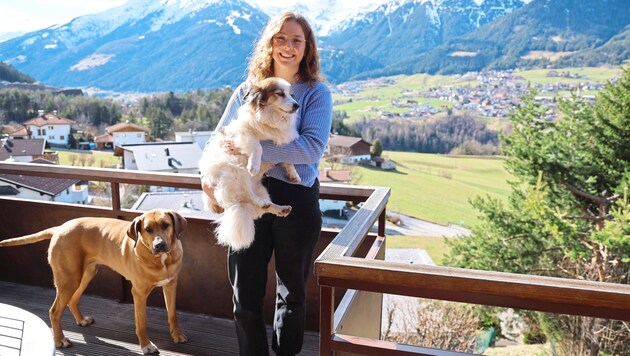 Lisa Schulte mit den Familien-Hunden Caja und Alex. (Bild: Christof Birbaumer)
