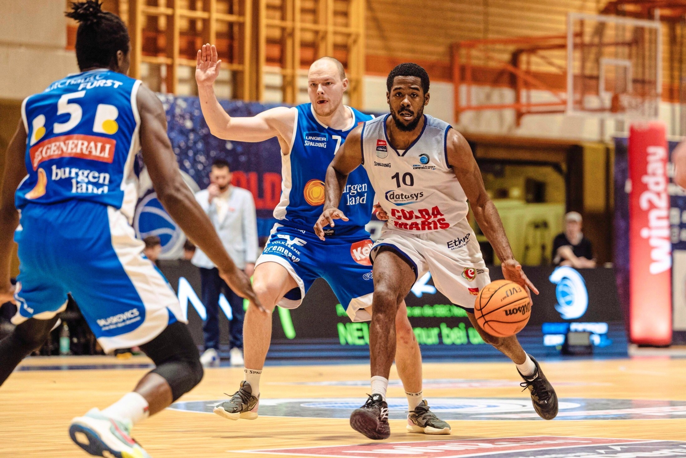 Austen Awosika (re.) ist für Gunners-Kapitän Sebastian Käferle & Co. wohl gefährlichster Dragon. (Bild: Mario Urbantschitsch)