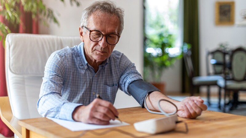 Mit fortgeschrittenem Lebensalter ist die regelmäßige Kontrolle des Blutdrucks essenziell. (Bild: pikselstock/stock.adobe.com)