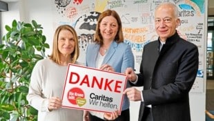 Danken für die Hilfe: die neue Caritas Österreich Präsidentin Nora Tödtling-Musenbichler mit Vorgänger und Caritas Europa Präsident Michael Landau sowie B. Stöckl. (Bild: Klemens Groh)