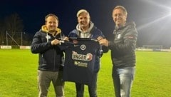 Großpetersdorfs Neo-Trainer Richard Niederbacher (Mitte) mit dem Sportlichen Leiter Alexander Kelemen (li.) und Obmann Harald Schneller. (Bild: SV Großpetersdorf)