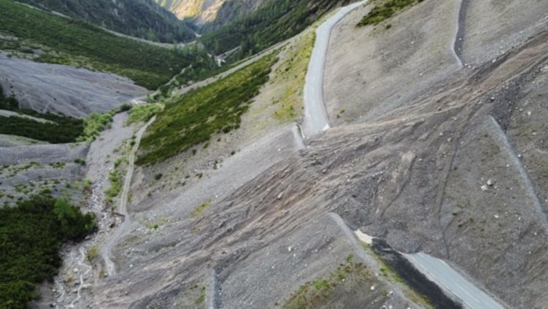 Muren richten zumeist riesige Schäden an. Im Bild die Hahntennjochstraße im August 2023. (Bild: Land Tirol)