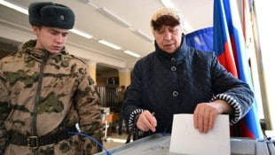 Eine Frau in Moskau bei der Abgabe ihres Stimmzettels. (Bild: APA/AFP/NATALIA KOLESNIKOVA)