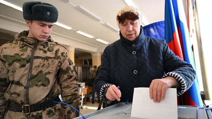 Eine Frau in Moskau bei der Abgabe ihres Stimmzettels.